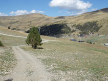 Enlazando con la pista principal y bajando hacia el aparcamiento.