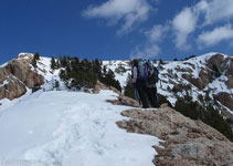 Abandonamos ligeramente la cresta y subimos la Roca Blanca por unas pendientes en su cara sur.