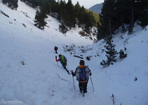 Un poco más abajo de este punto, dejamos el torrente y tomamos un pequeño sendero a la izquierda.