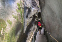 Paso estrecho entre las rocas.