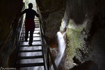 Una escalera nos permite superar un pequeño salto de agua.