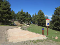 El aparcamiento del collado del Cap del Ras dispone de una plaza adaptada para personas con movilidad reducida.