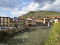 El río Segre cruza la población de Martinet.