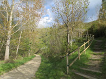 A mano derecha encontramos el sendero que nos llevaría hasta Montellá.