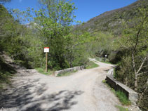 Puente de piedra sobre el río Bastareny.