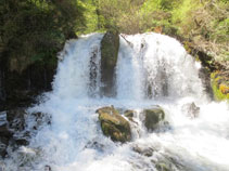 Salto de agua del Bastareny. El salto es espectacular.