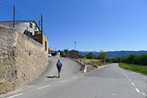 Abandonamos la carretera y entramos en el vecindario del Roser.