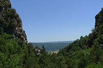 Vistas de la llanura de Oliana desde el barranco de la Font Viva.