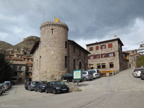 Entrada al pueblo de Castellar de n´Hug con la Casa de la Vila.