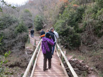 Durante el recorrido pasamos por diferentes puentes de madera.