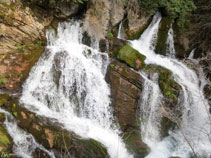 El agua sale de la roca caliza con fuerza.