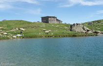 Lago y refugio de Pombie, una zona muy transitada por familias montañeras.