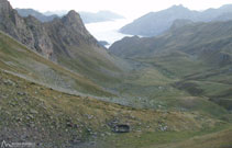 Confortable vivac a los pies del Midi. Enfrente, el inconfundible mar de nubes al fondo del valle francés.