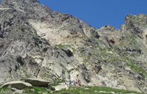 Desde la base de la primera canal tomamos el camino que desciende por la loma en busca del collado.