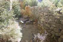 Muro de piedras que aún se mantiene en pie tras el paso de los años.