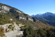 Bajamos por entre algunas terrazas naturales que hace la montaña.