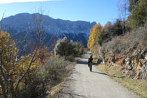 Desde Revilla, hacemos 300m por la carretera (pista asfaltada) hasta llegar a la curva donde hemos empezado la ruta.