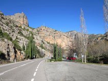 Área de descanso de la Font de la Figuereta, a la derecha de la carretera subiendo por la N-260.