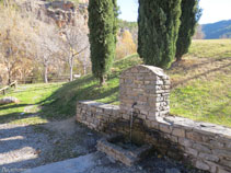 Mucha gente viene hasta la Font de la Figuereta para coger agua.