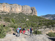 Bajando hacia el barranco de Ansal para cruzarlo y seguir paralelos a las paredes.