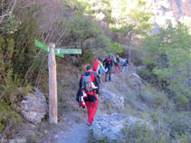 Cruce señalizado, seguimos recto hacia la entrada del barranco.