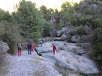 Saltamos para cruzar el barranco de Sant Pere e ir en dirección a la cueva de la Serpent.