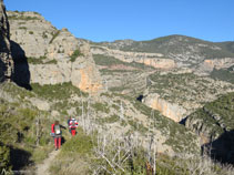 Ligera bajada hacia la cueva de la Serpent.