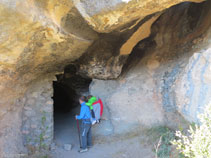 Entrando en la cueva de la Serpent.