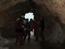 Hay muy poca luz en el interior de la cueva.