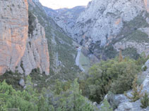 Paret del Pessó a nuestra izquierda con la carretera al fondo.