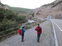 Andamos unos metros por el lado de la carretera N-260.