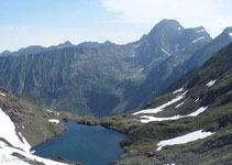 Pequeño lago con el Mont Valier al fondo.