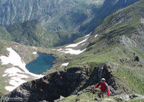 Desde el pico del Mont Valier hay unas vistas espléndidas hacia el Tuc des Hèches y los lagos Rond y Long.