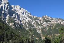 Al fondo a la derecha, el collado del Verdet, un balcón privilegiado de la cara N del Pedraforca.