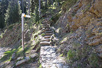 Hacemos un giro de casi 180º a la izquierda y tomamos el sendero que nos lleva hasta el refugio (escalones de subida).