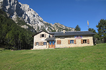 Refugio Lluís Estasen en la cara N del macizo del Pedraforca, una buena base para emprender muchas excursiones y escaladas.