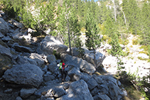 El camino cruza algunas canales con grandes bloques de roca.