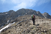 Subiendo, dejando el collado del Verdet atrás.