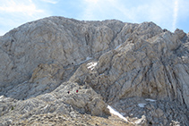 Cada vez estamos más cerca de la base de la muralla N del Pedraforca.