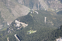 Refugio Lluís Estasen y aparcamiento del mirador del Gresolet.