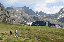 El refugio de Rulhe con el pico y el Cilindro de Escobes al fondo.