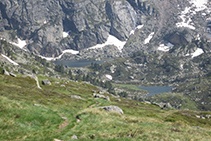 Desde el refugio podemos ver, al fondo del valle, el Estanyol y el Estanyol Petit.