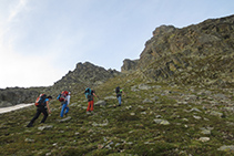 Empezamos a subir siguiendo el sendero y los hitos.