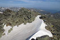 El collado del pico de Rulhe mantiene la nieve hasta bien entrado el verano.