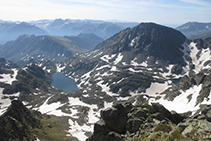 Vistas del lago y el pico de Alba desde la Punta Sur del pico de Rulhe.