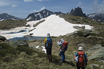 Bordeamos el lago de Fontargenta por su derecha.