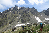 Mirada atrás, podemos ver el descenso que hemos efectuado desde el pico de Rulhe.