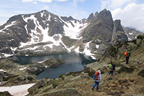 El lago Negre de Juclar con el pico Negre de Juclar (2.627m) y el pico de la Pala de Sobre l´Estany (2.626m).