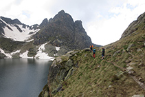 Bordeamos el lago Negre de Juclar.