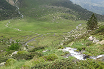 Bonito plano verde donde el agua hace varios meandros.